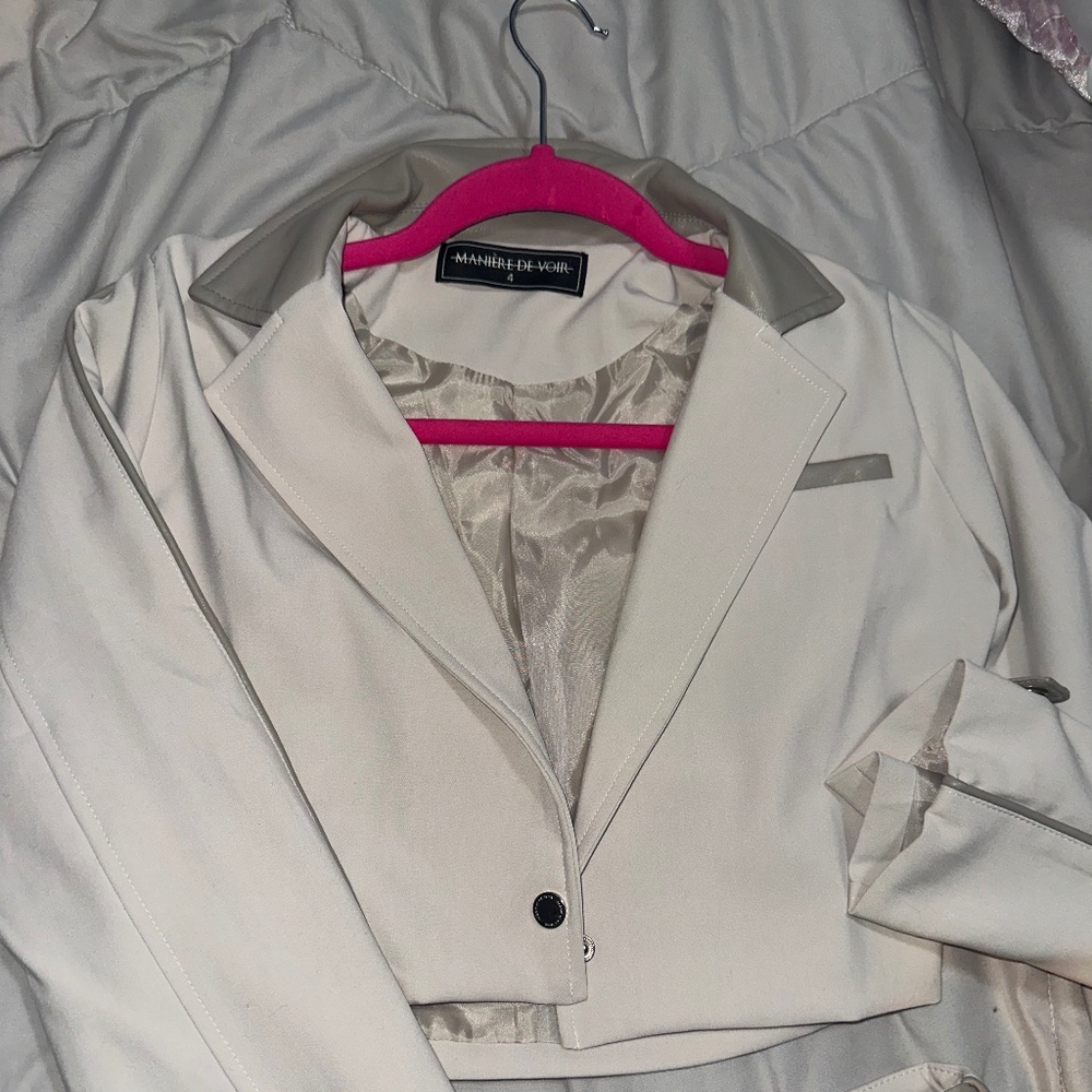 MANIERE DE VOIR Cropped Blazer with Vegan Leather Accent (STONE)